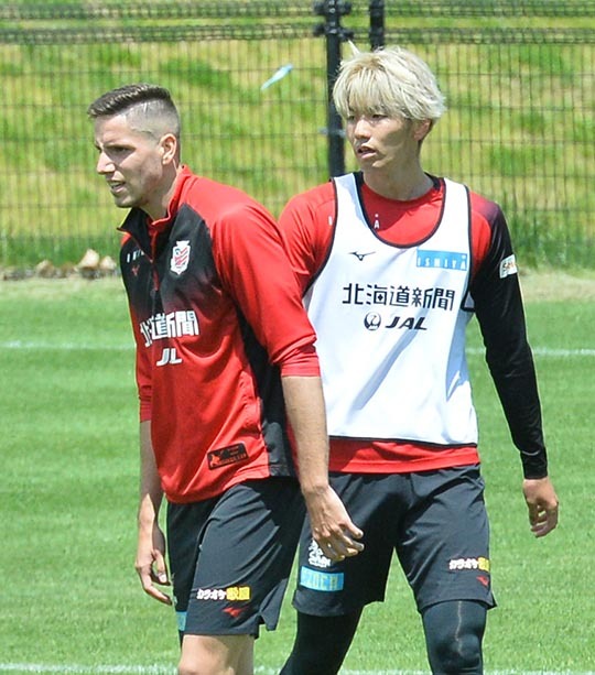 ミニゲームでトゥチッチをマークする中村(右)