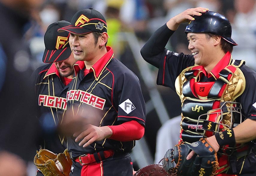 5月13日のロッテ戦、完封勝利を飾り笑顔の加藤貴(中央)と伏見