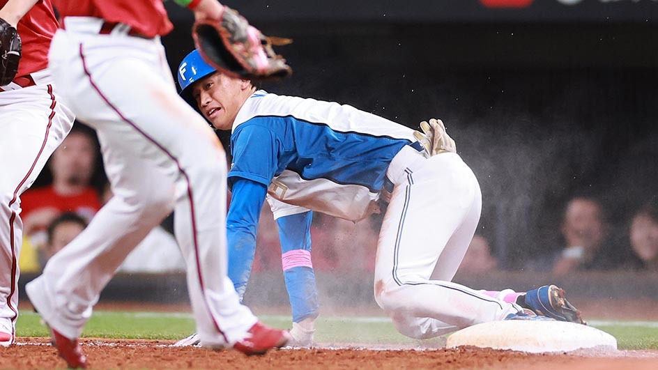 五回2死二塁、詰まった一ゴロもヘッドスライディングで内野安打とした加藤豪