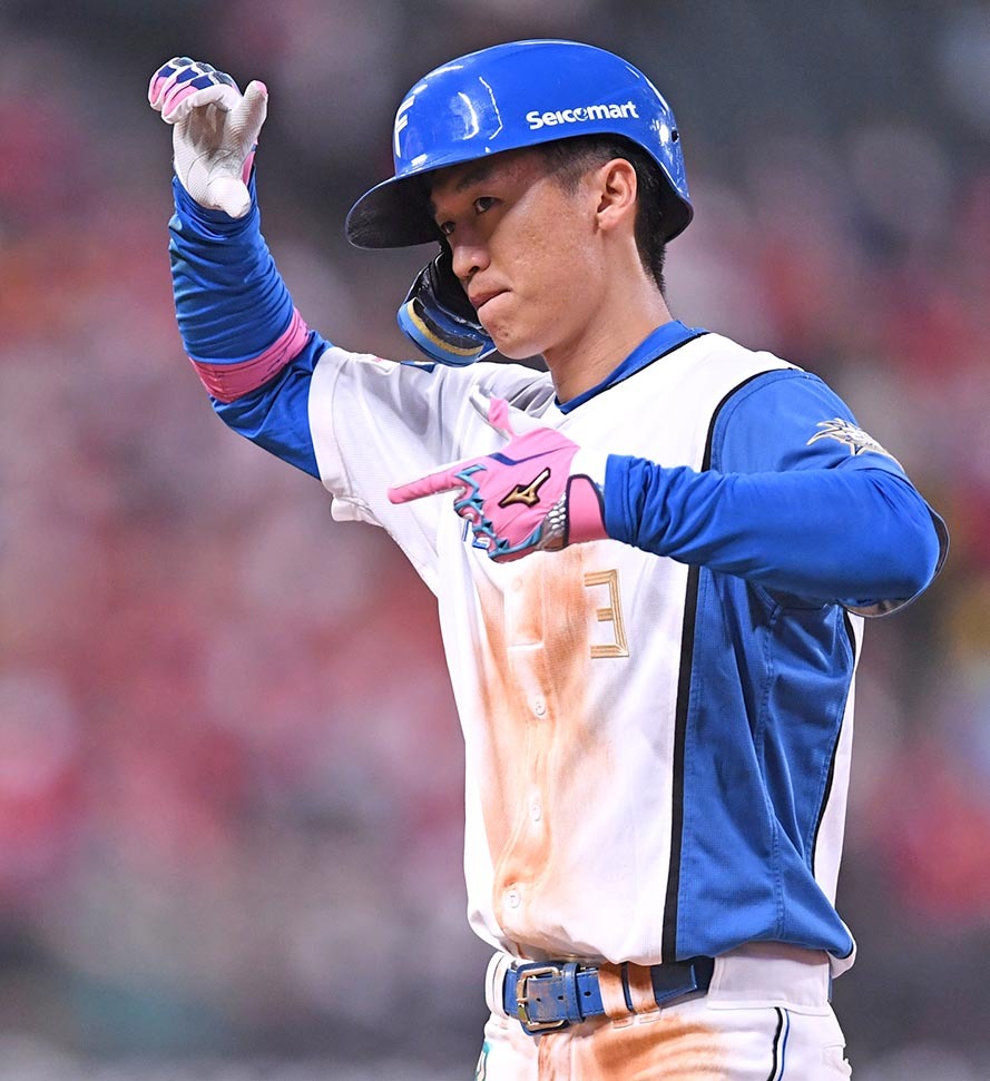 七回2死、右前打を放ち塁上でピクチャーポーズを見せる加藤豪