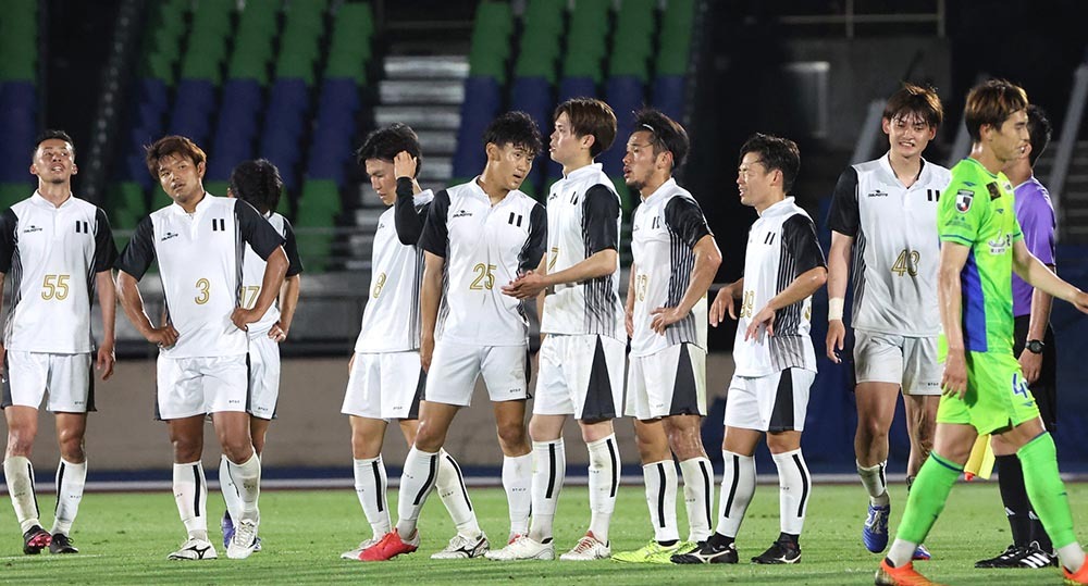 湘南に敗れ悔しさをにじませるBTOP北海道の選手たち