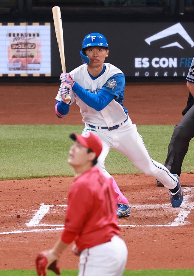 三回1死一、二塁、中前打を放つ加藤豪。投手は九里