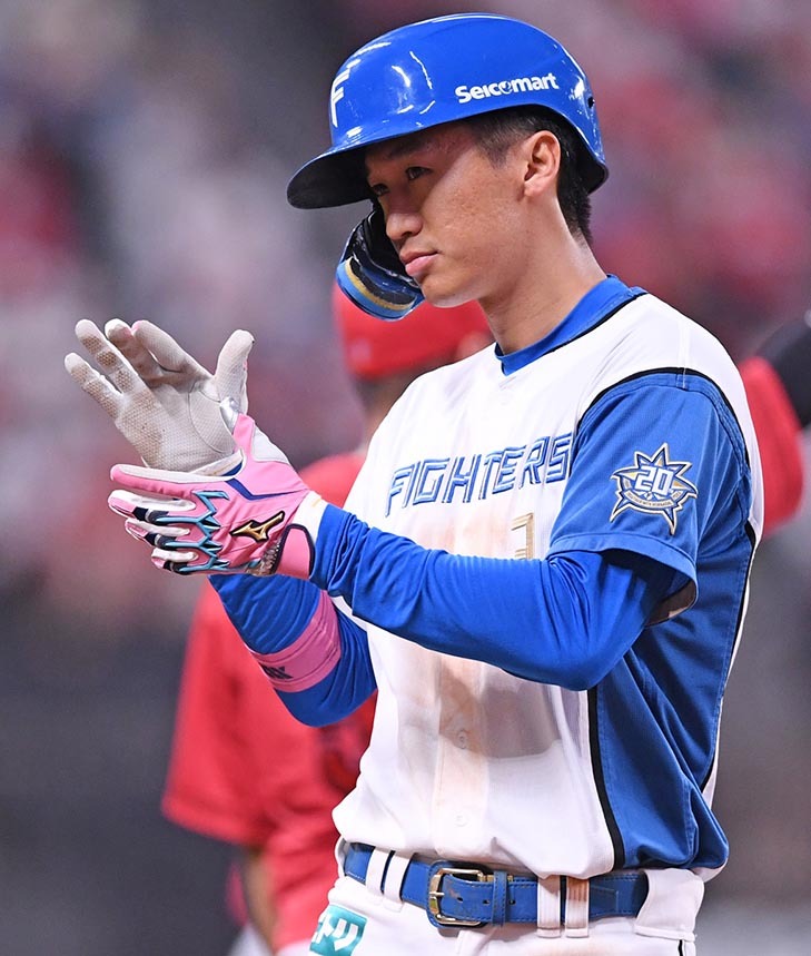 八回2死、中前打を放ち塁上で手を叩く加藤豪