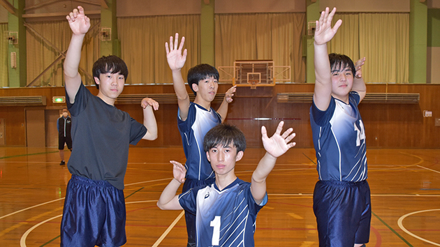 初出場する江別高・男子バレーボール部。攻撃の中心、武岡主将(前列中央)と、中井(後列左)、岩川(中央)、岸上のトリプルサウスポー