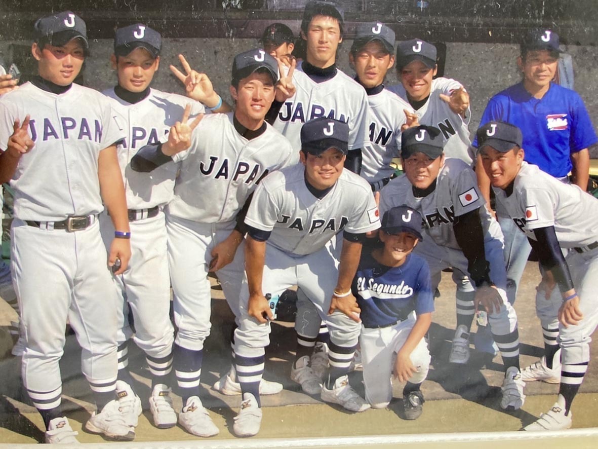 北海学園札幌の秋場監督(中段右から2人目)が高校時代のU18米国遠征で幼少時のヌートバー(下段中央右)と一緒に写真に収まる(本人提供)