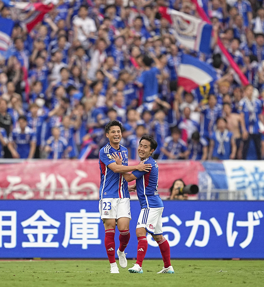 6月10日の横浜M対柏、試合終了間際、決勝ゴールを決めて喜ぶ横浜MのFW宮市(左)