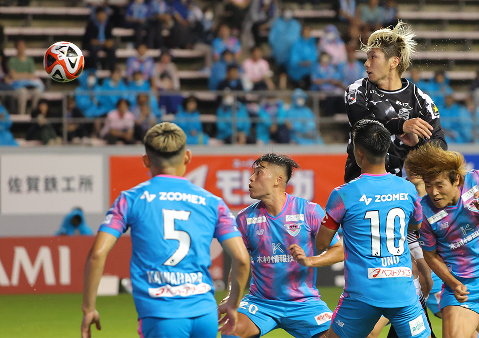 6月10日鳥栖戦 前半43分、MF浅野のFKからDF中村(右奥)が最後にヘッドでゴールを決めた