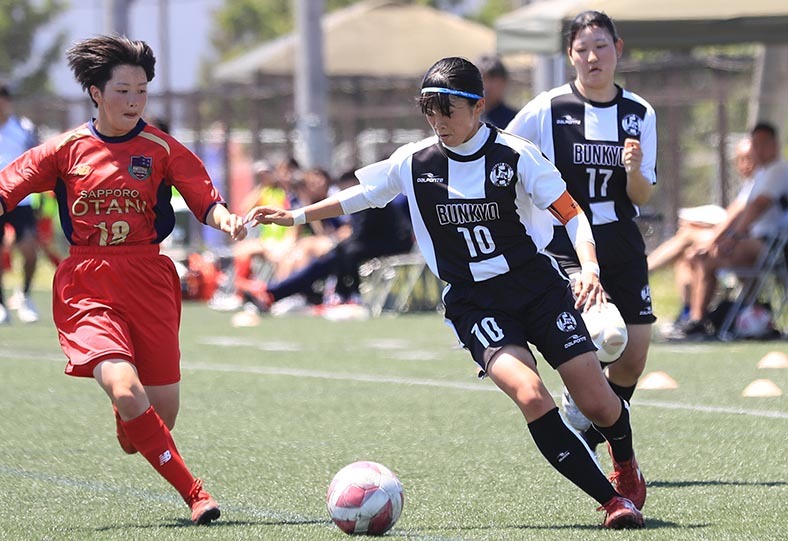 道女子リーグで現在得点王の小林悠夏主将(中央)