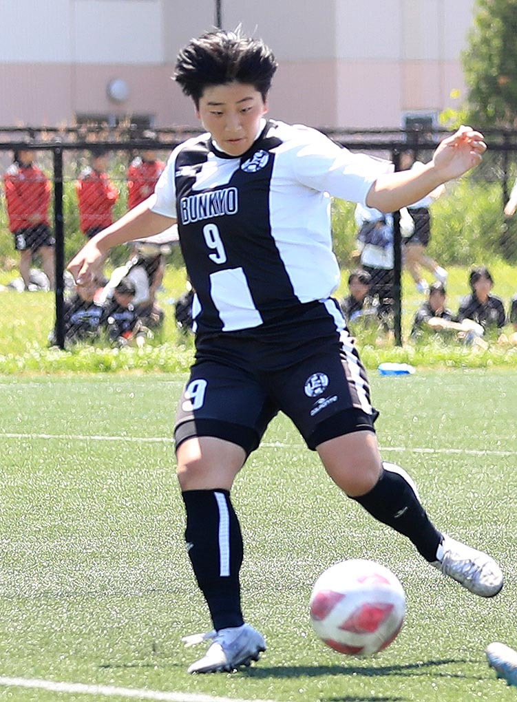 準決勝の札幌大谷戦で後半4分に3点目を決めた2年のFW成田咲蘭。日本最東端の歯舞学園中時代に、インターハイの会場となる帯広のクラブで腕を磨いた