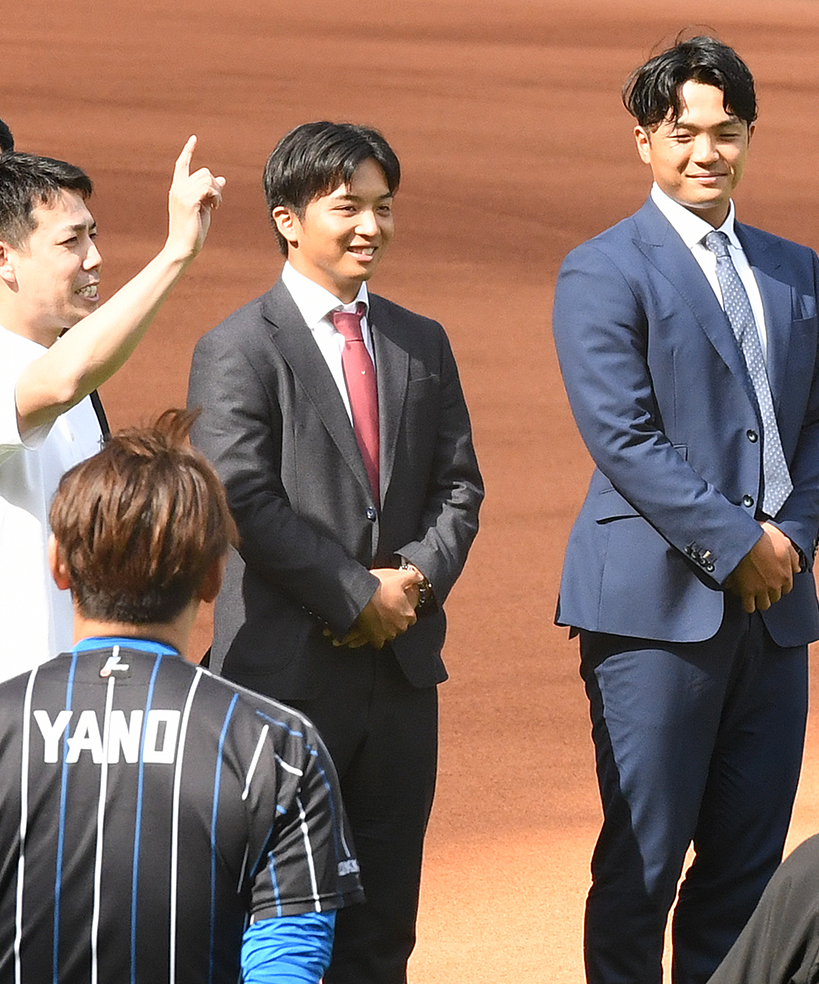 中日からトレードで加入した山本拓(中央)がグラウンドであいさつする