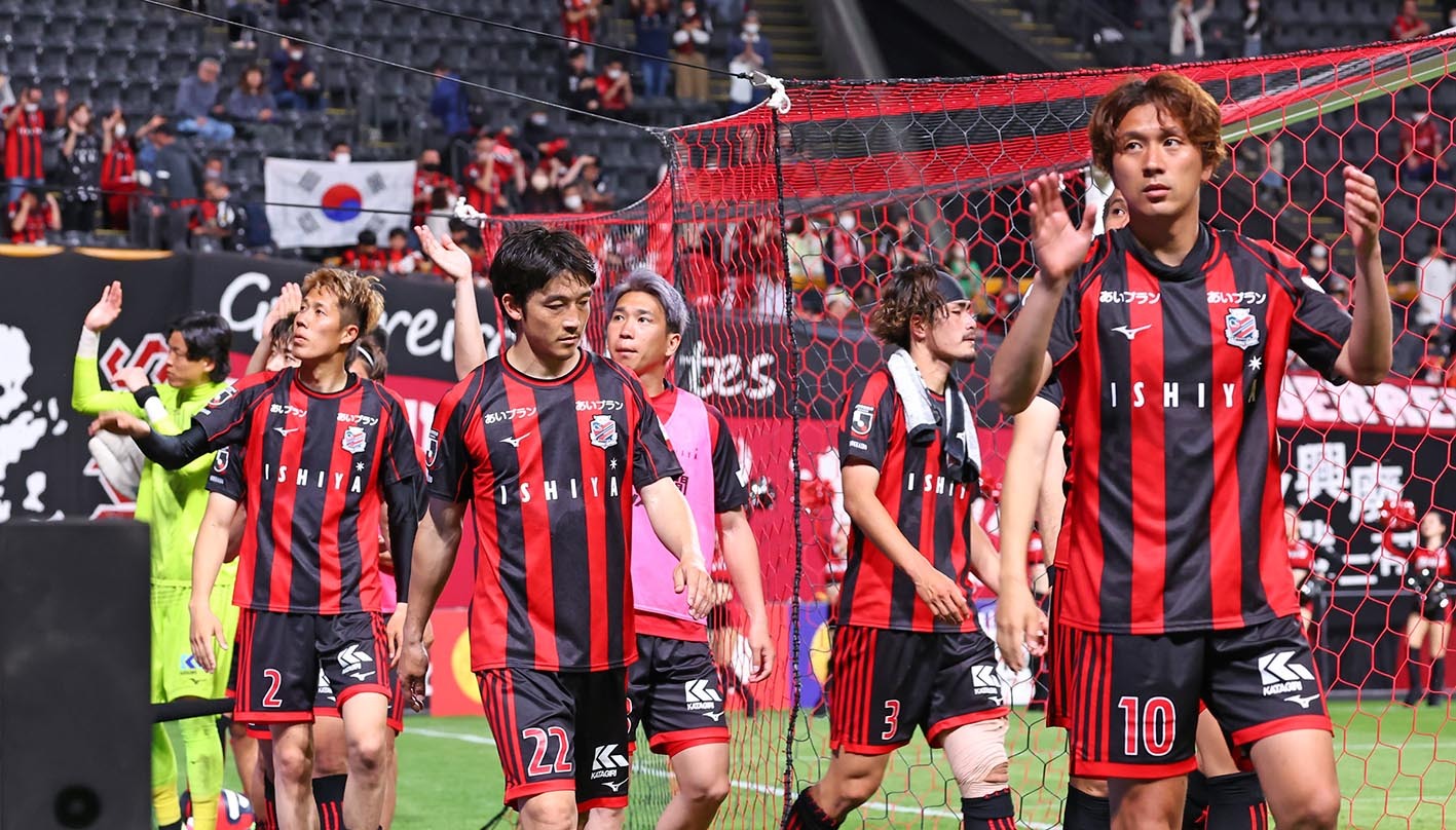 １８日ルヴァン杯磐田戦、予選突破を決めてサポーターに挨拶する札幌イレブン
