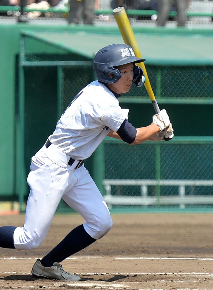 七回無死満塁、決勝三塁打を放つ石狩翔陽の古屋二塁手