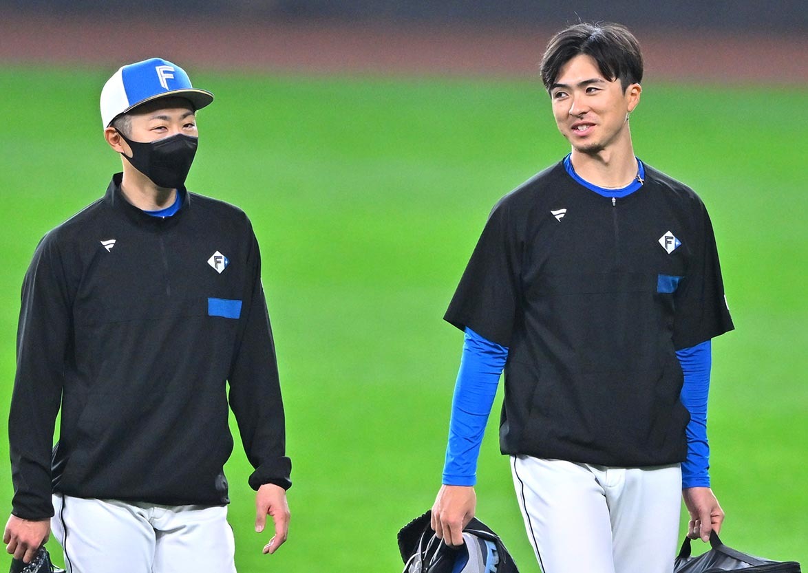 2023年5月5日の楽天戦試合前練習を終え、金子特命コーチ(左)と引き上げる上沢