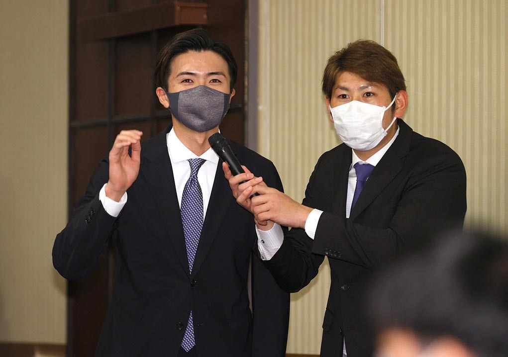 ２０２２年１２月２３日、金子コーチの引退会見後、サプライズで記者に扮して登場し、質問も行った上沢（左）と加藤貴