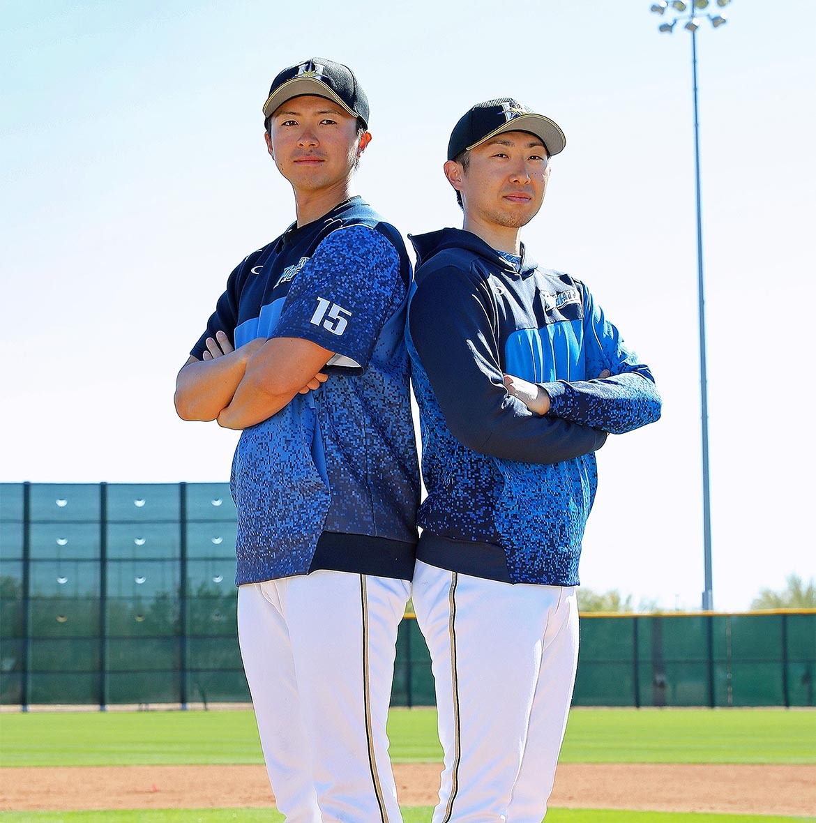 アリゾナでキャンプを行っていた2019年2月12日(現地時間)、ツーショットでポーズを取る現役時代の金子コーチ(右)と上沢