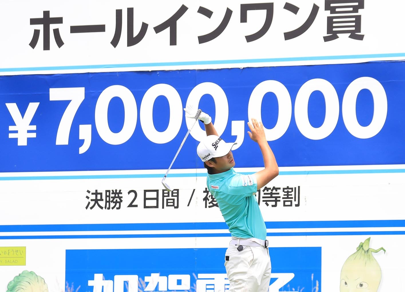 片岡は苦手とする後半16番ホールでティーショットをグリーン左の池へ入れてダブルボギーとしスコアを落とした