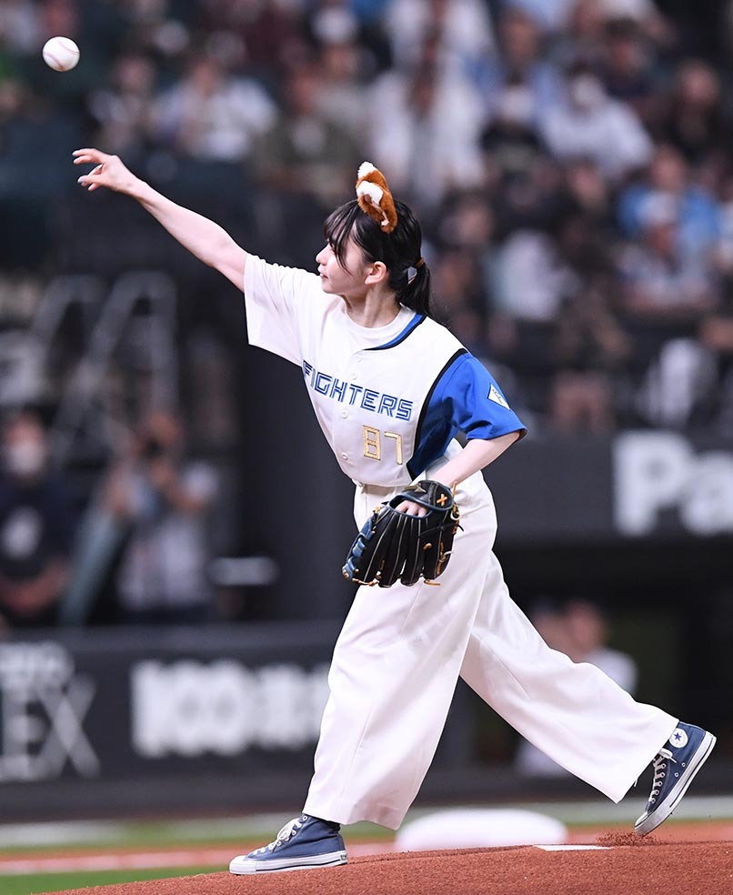 始球式で投球する女優の山田杏奈