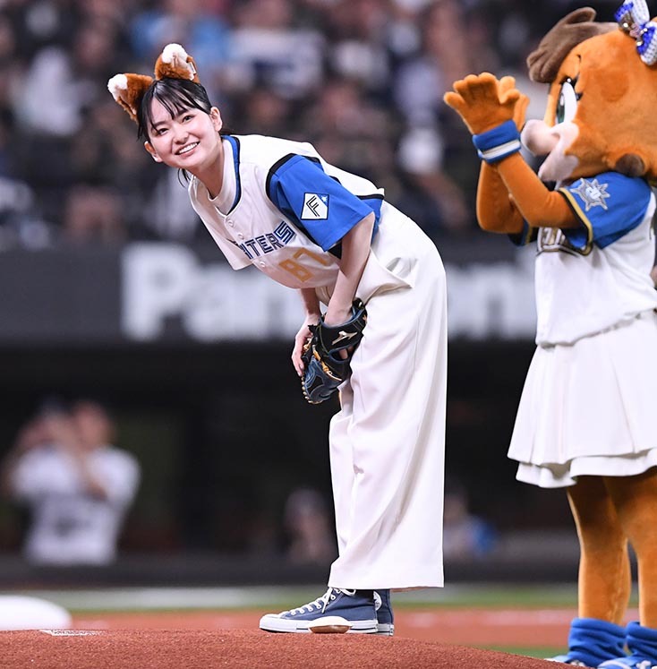 始球式に登場した女優の山田杏奈