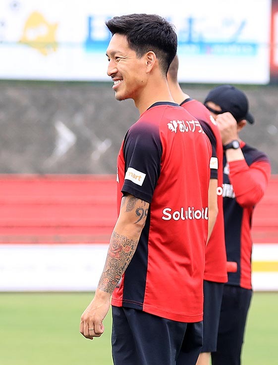 練習の合間に笑顔を見せるMF小林