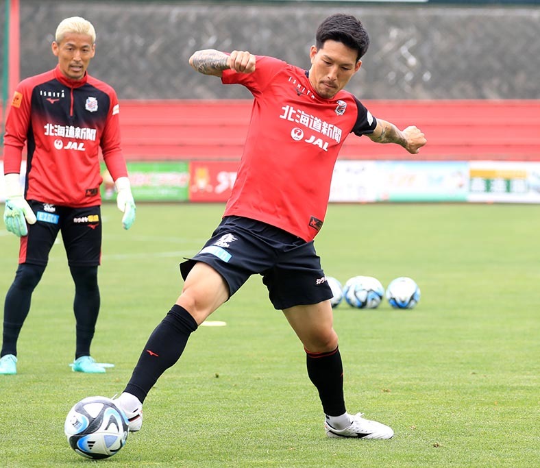 ボール回し練習で軽快な動きを見せるMF小林