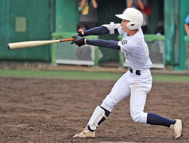 延長十一回、1点を奪いなおも2死二、三塁から試合を決定づける右前適時打を放つ稲原