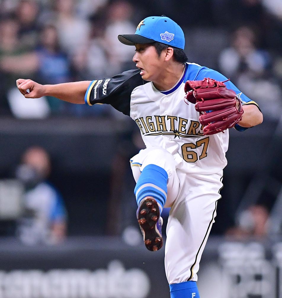 八回から３番手で登板し、力投する山本拓