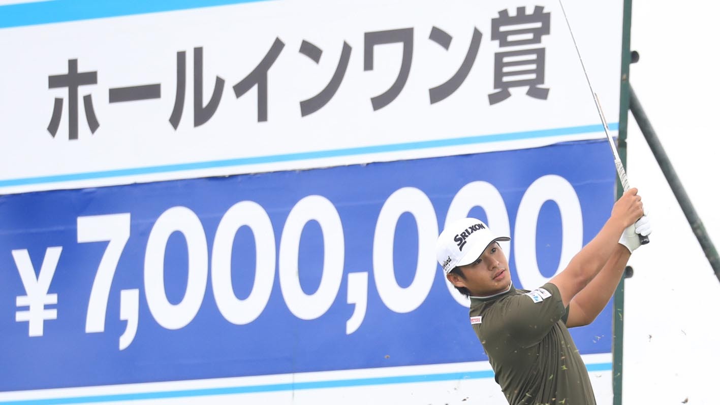 16番ホールのティーショットを打つ片岡