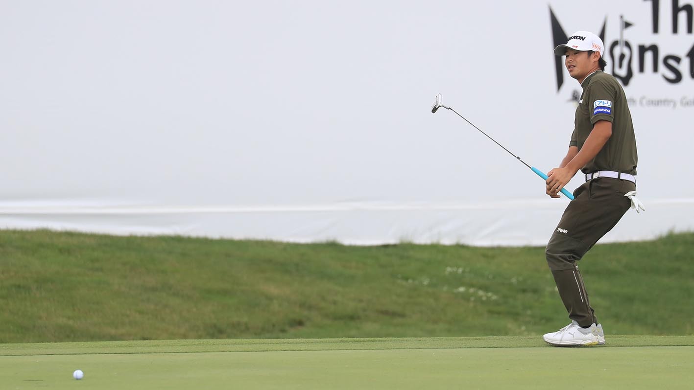 鬼門の16番ホール。第2打は惜しくもカップの横を通過して悔しがる片岡