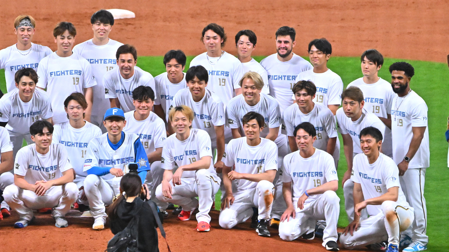 金子コーチと記念撮影する玉井（後列右から２番目）ら