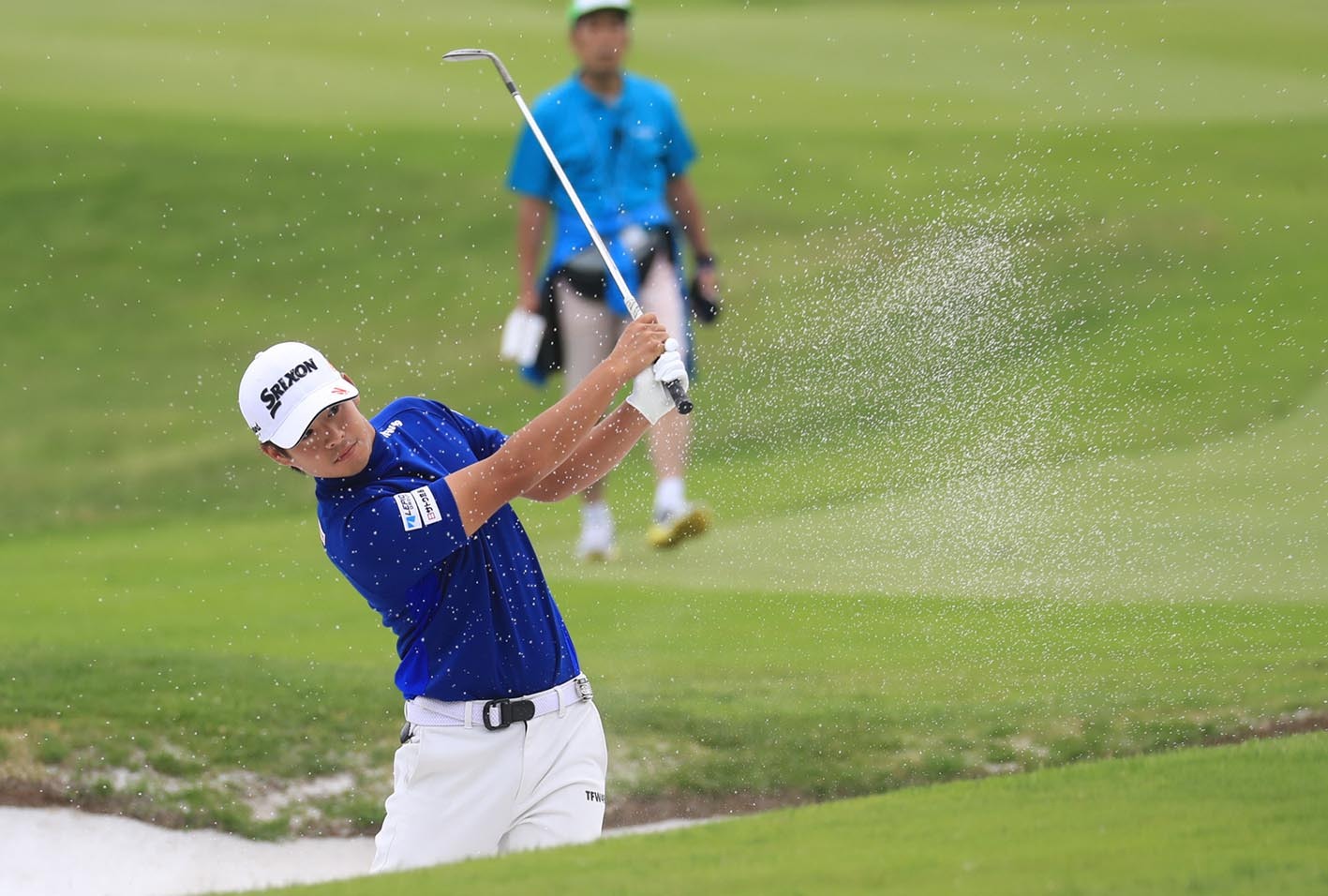 3番パー5の第3打。バンカーからピン約1.5メートルに寄せ、この日2個目のバーディへとつなげる片岡