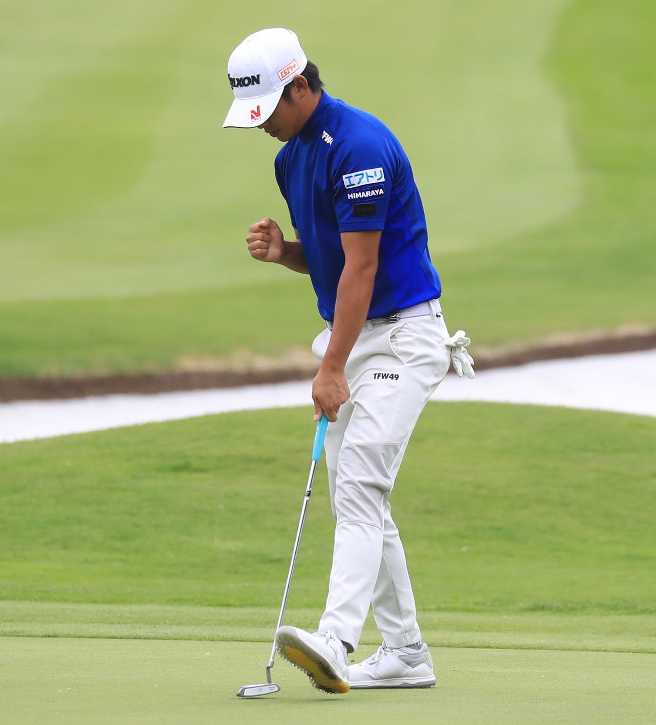 4番パー4でバーディパットを決め首位と1打差に詰めより、ガッツポーズをきめる片岡