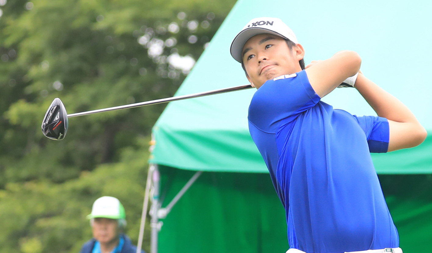 1番でティーショットを打つ片岡