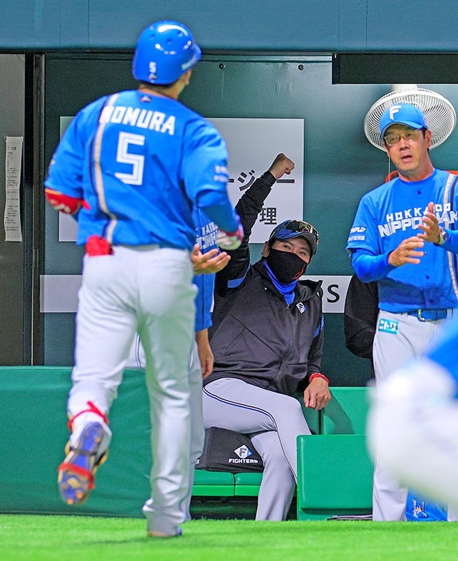 一回1死一、二塁、先制3ランを放った野村(左)をベンチから祝福する新庄監督