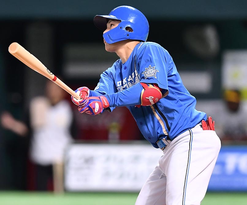 一回1死一、二塁、野村が左越え3点本塁打を放つ