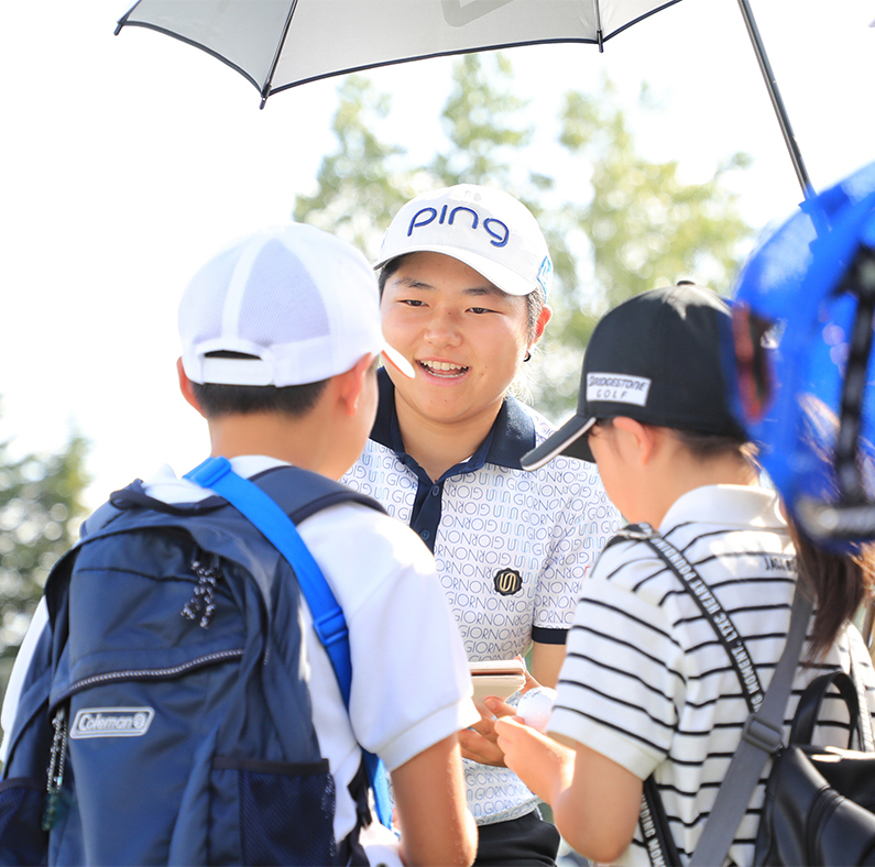 ベストルーキー賞を受賞した宮澤。表彰式後、地元のジュニアからサイン攻めにあう