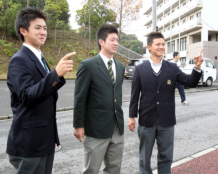 ２０１１年１１月７日、球場や施設を見学した（左から）上沢、松本剛、石川慎