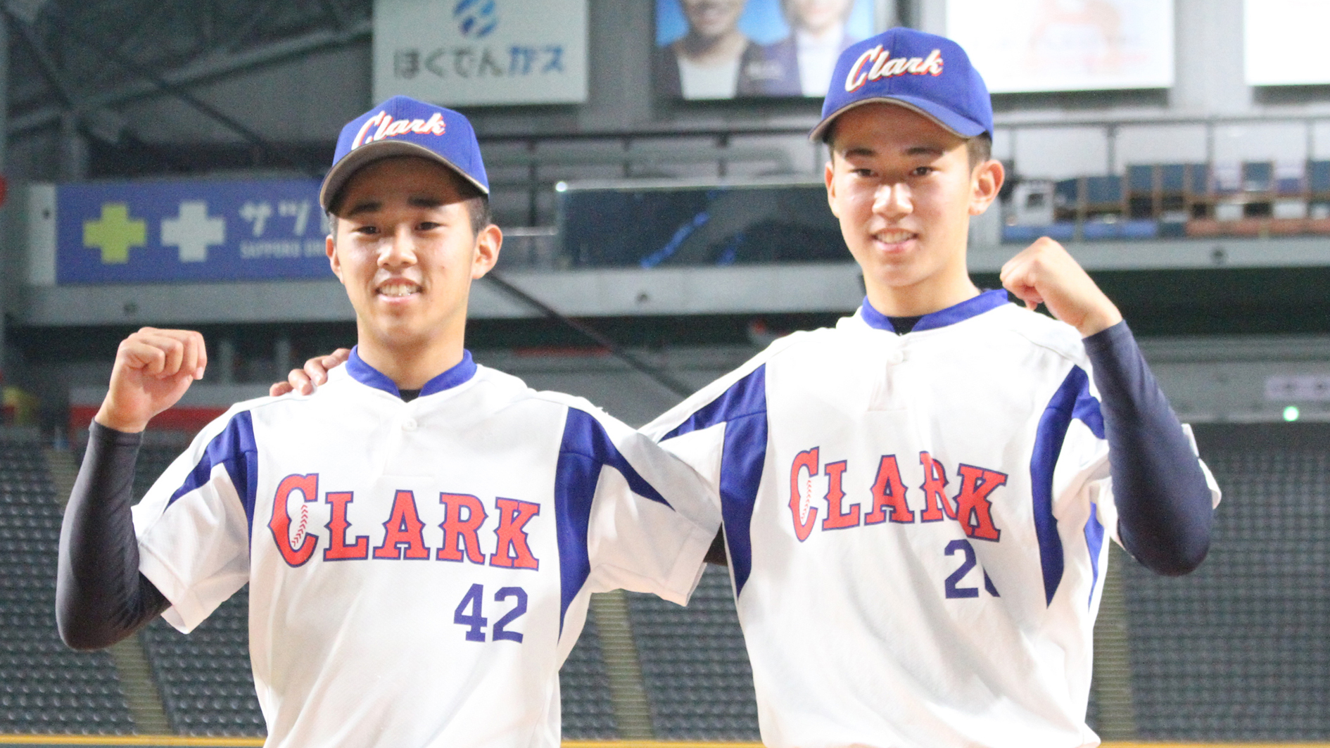 札幌ドームで練習を行ったクラークの新岡真輝（左）と弟の歩輝