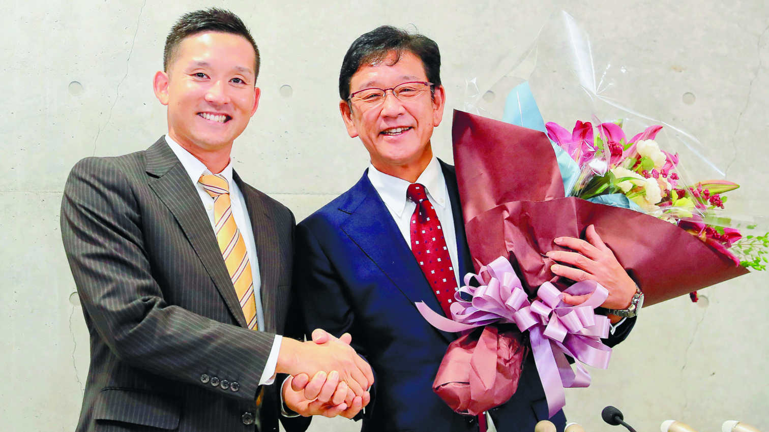 会見後にまな弟子・杉谷(左)がサプライズで現れ、花束を手渡した