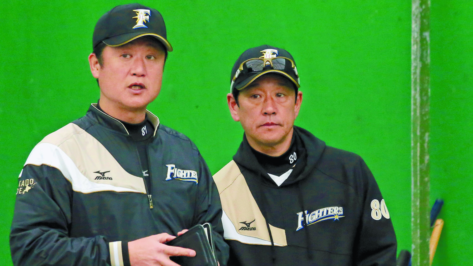 １３年から３シーズンに渡り、ヘッドコーチとして栗山監督（右）を支えた阿井氏