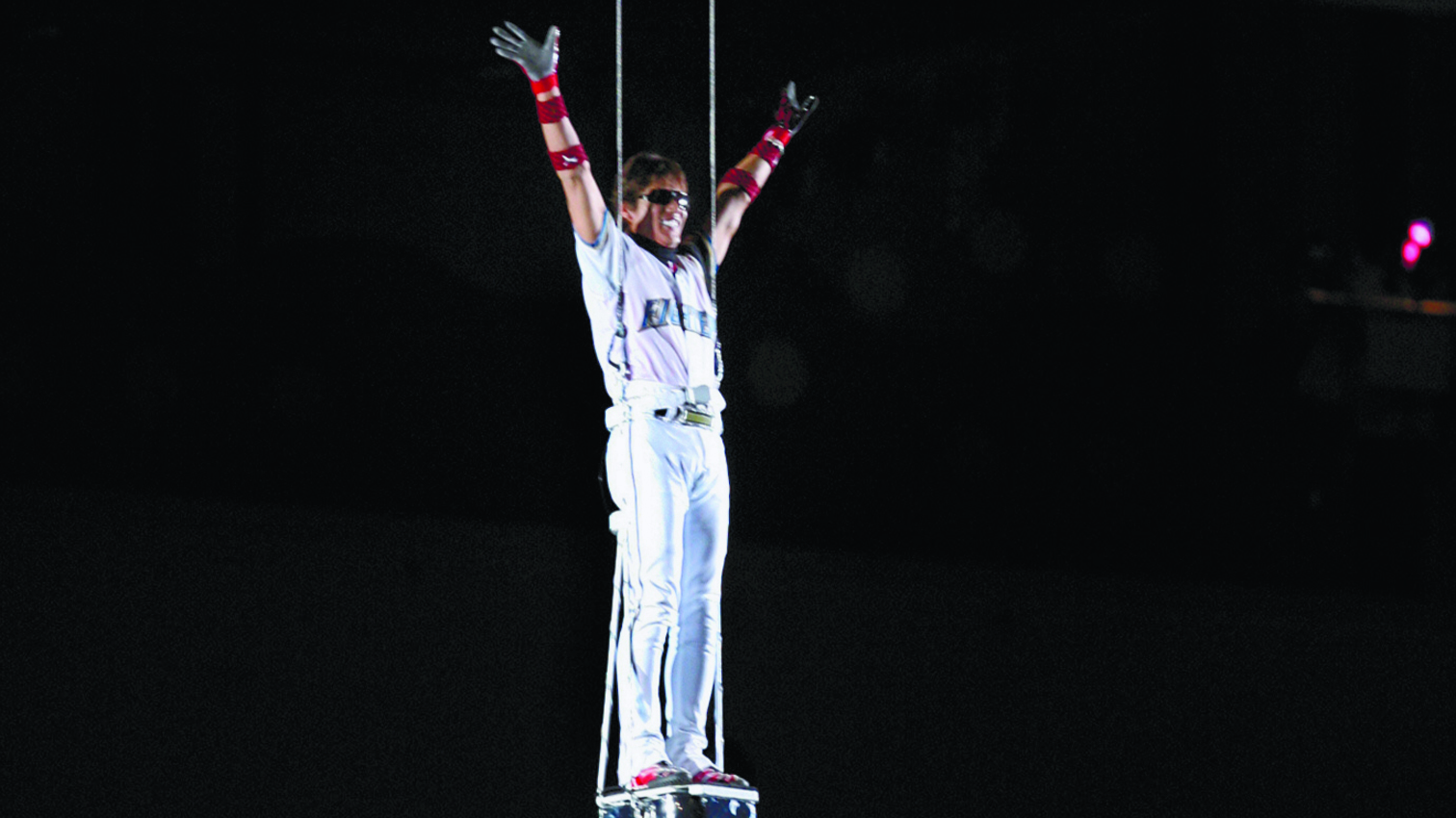 2006年、選手時代に札幌ドームの天井から登場した新庄新監督