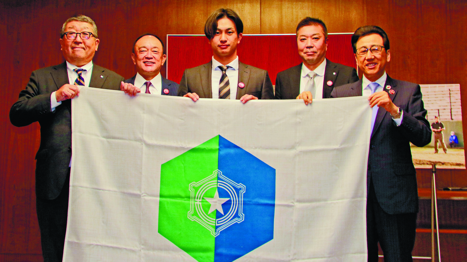 札幌市の秋元市長（右端）から激励を受け、一戦必勝を期した北海道ガスの中林主将（中央）