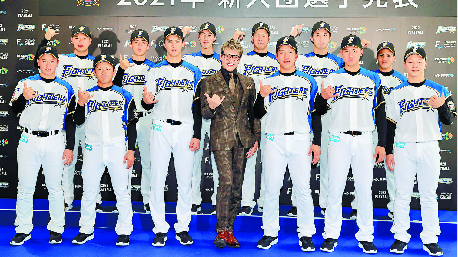 新庄監督(中央)とビッグボスポーズをきめる新入団選手たち(撮影・松本奈央)