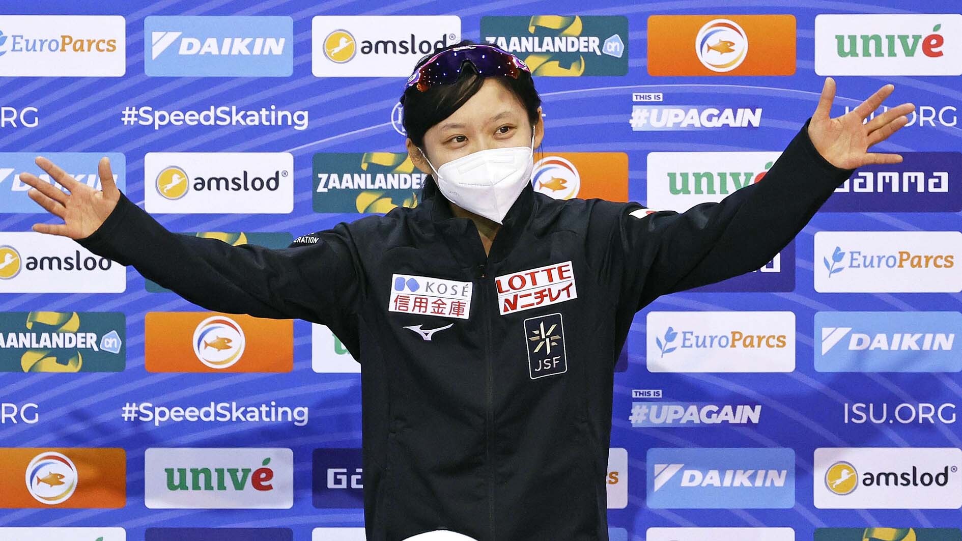 女子1500㍍で優勝し、表彰台に立つ高木美帆(ロイター=共同)