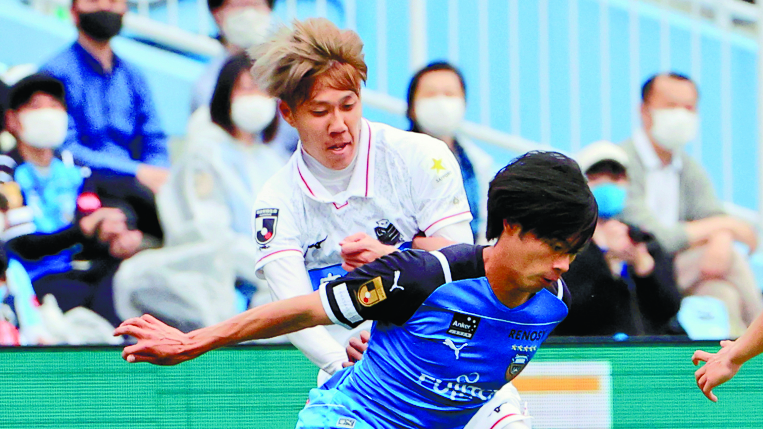 日本代表返り咲きを狙うＤＦ田中駿（奥）は、代表でブレーク中のＭＦ三笘が川崎時代に、激しいマッチアップを繰り広げていた