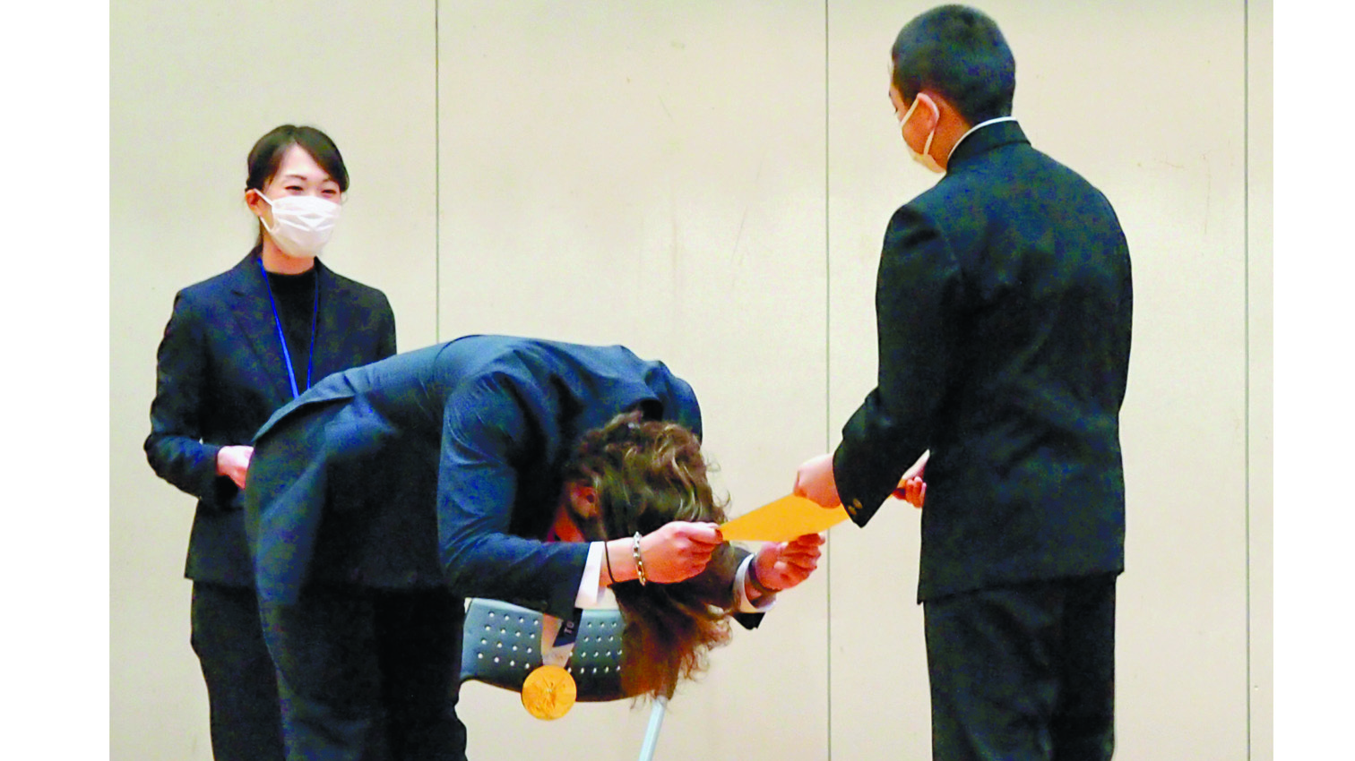 伊藤(中央)は弟・駿航くんが通う鹿部中を訪問。記念品を贈呈された。