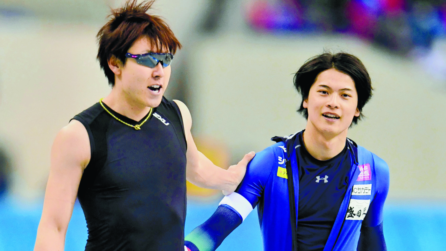 同走した新浜(左)と松井が互いの健闘をたたえ合う