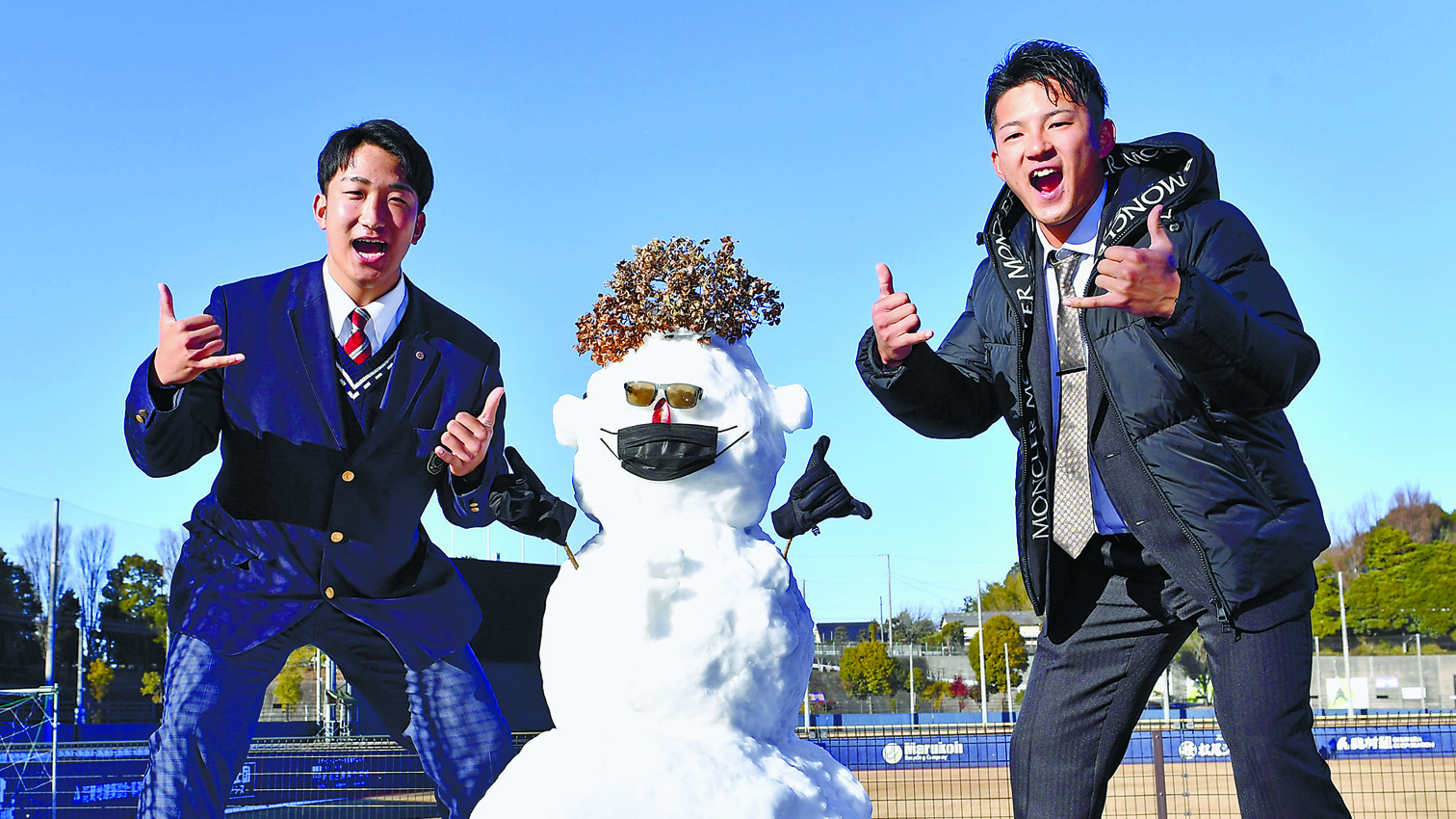 ビッグボスを模した雪だるまと一緒にポーズを決める水野（右）と有薗（撮影・桜田史宏）