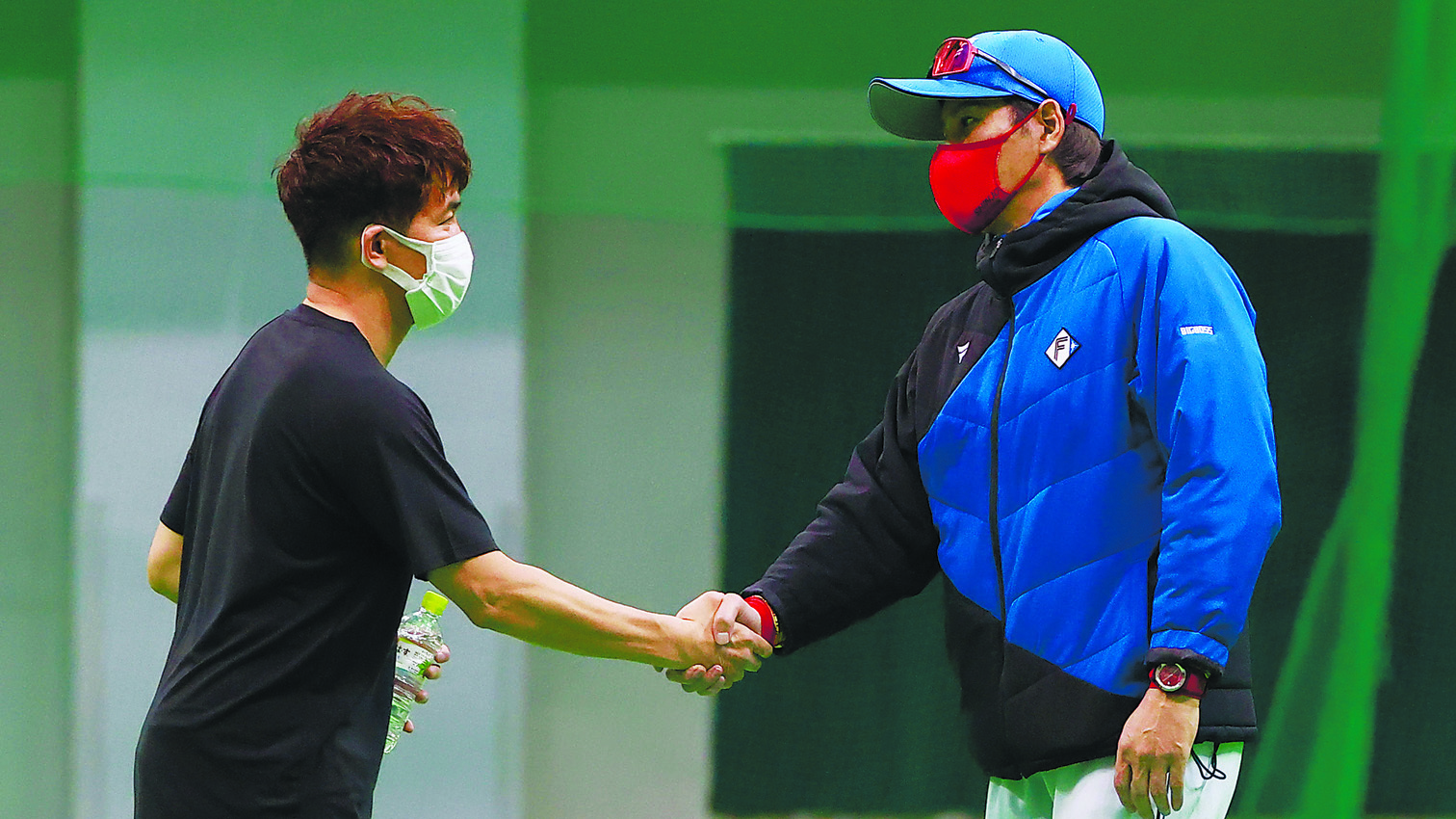 臨時コーチに招いた武井壮（左）と握手を交わす新庄ビッグボス