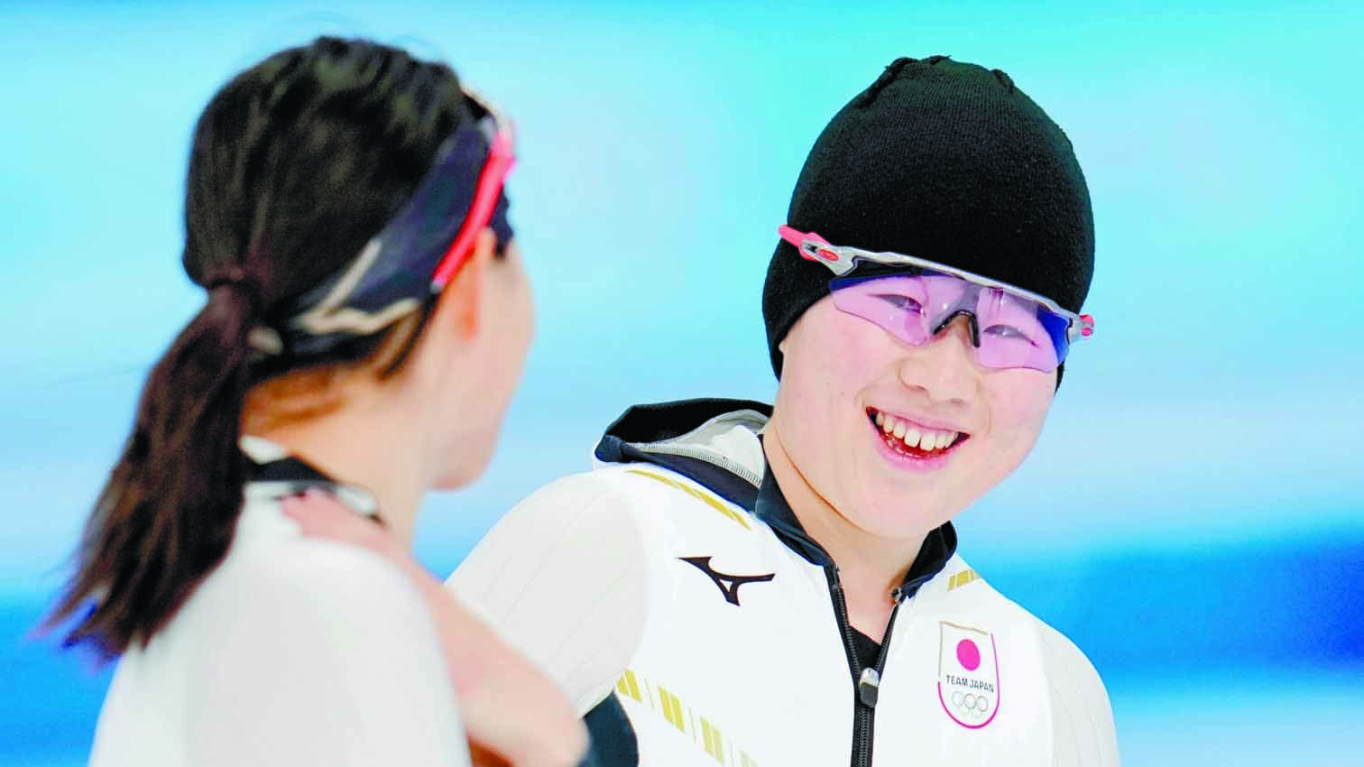 練習中、押切美沙紀(左)と談笑する堀川桃香