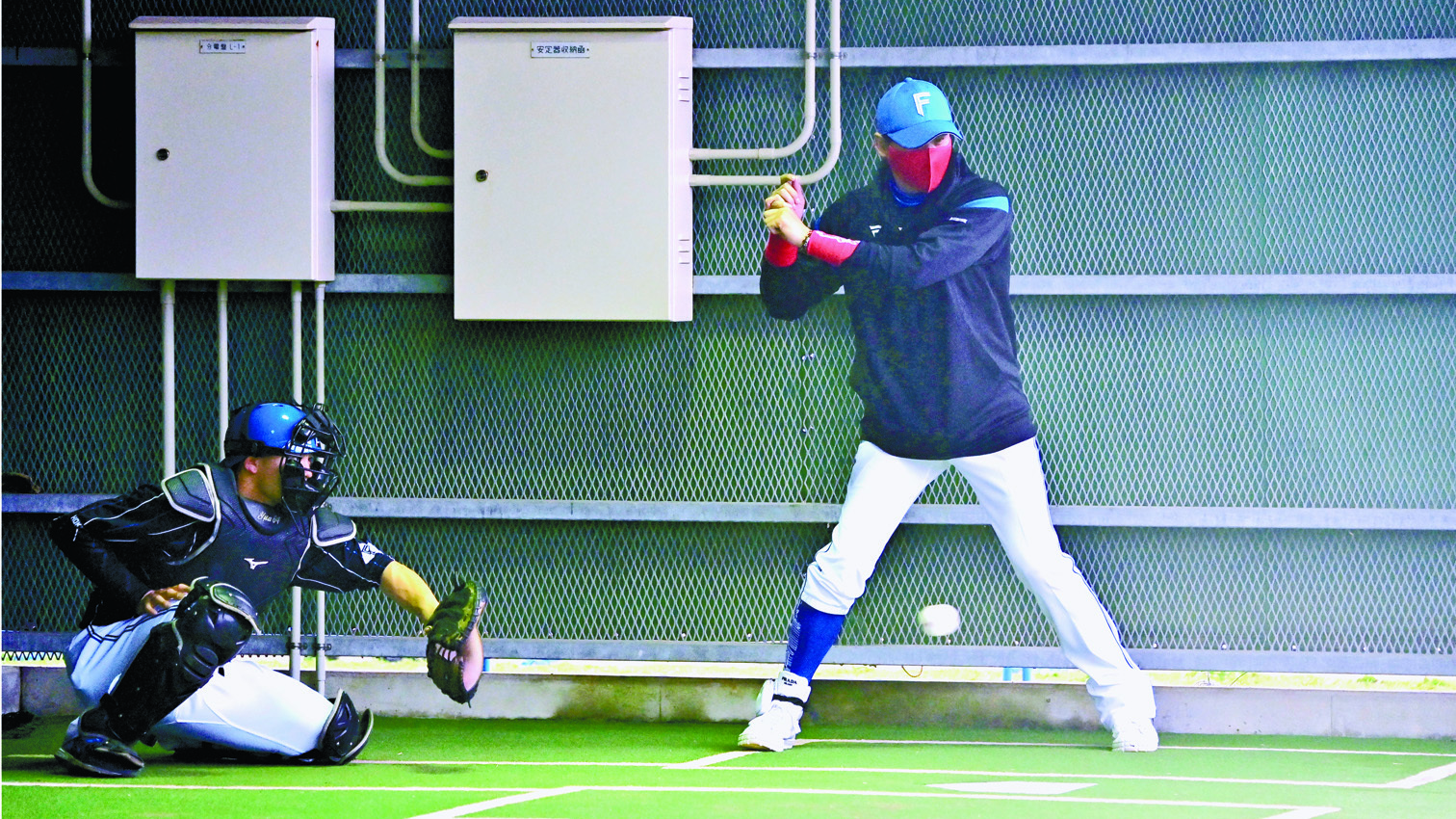 ブルペンで長谷川威の投球を打席に立ち見つめた新庄監督